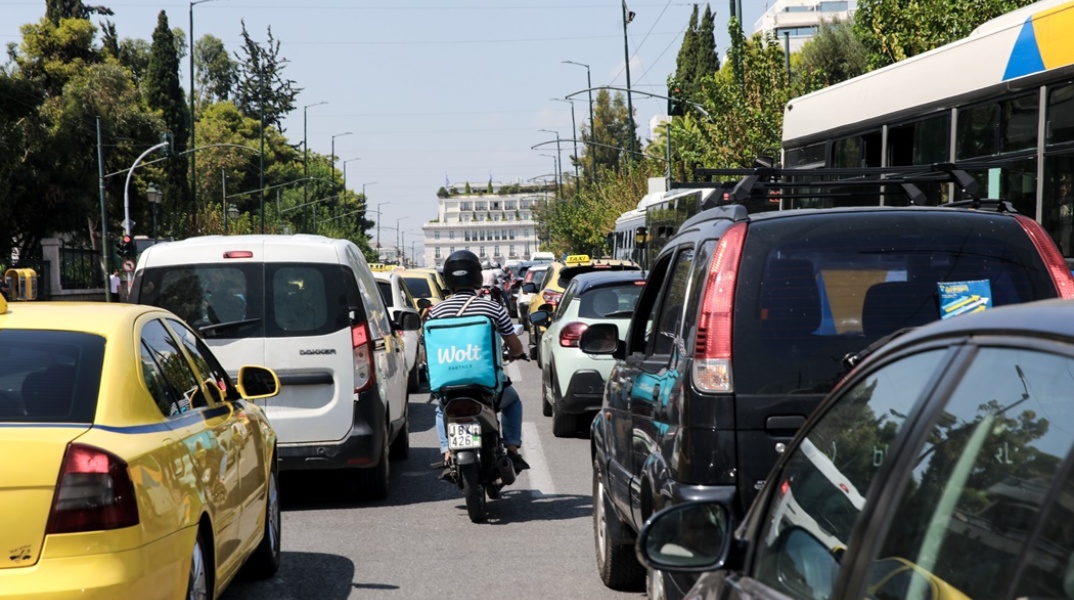 Αυτοκίνητα κολλημένα στην κίνηση σε δρόμο στο κέντρο της Αθήνας