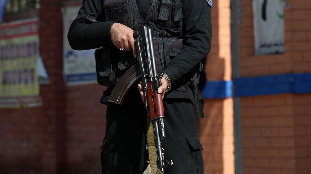 Πακιστάν: Πέντε άνθρωποι σκοτώθηκαν καθώς η βία αμαυρώνει τις βουλευτικές εκλογές - Χιλιάδες στρατιώτες έχουν αναπτυχθεί στους δρόμους και στα εκλογικά τμήματα.