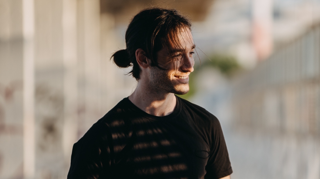 Θανάσης Τσακιράκης: Ο ντράμερ και τραγουδοποιός μιλάει για το πρώτο του προσωπικό άλμπουμ «Scent Remains», τη μουσική και τη ζωή του.