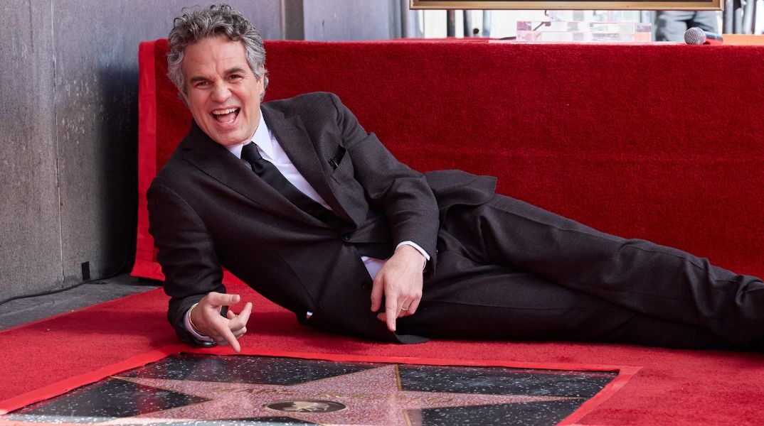 Μαρκ Ράφαλο: Απέκτησε αστέρι στη Λεωφόρο της Δόξας - Διεκδικεί Όσκαρ  για την ερμηνεία του στο «Poor Things» του Γιώργου Λάνθιμου.