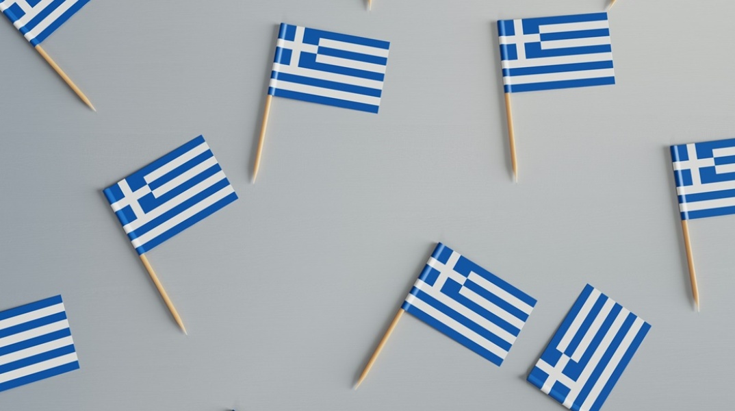 Ελληνικές σημαίες σε κατασκευή με τη βοήθεια οδοντογλυφίδας 