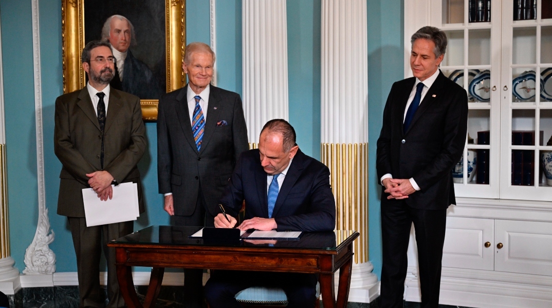 H Ελλάδα στο διάστημα: Ο Γεραπετρίτης υπέγραψε τις Συμφωνίες Άρτεμις