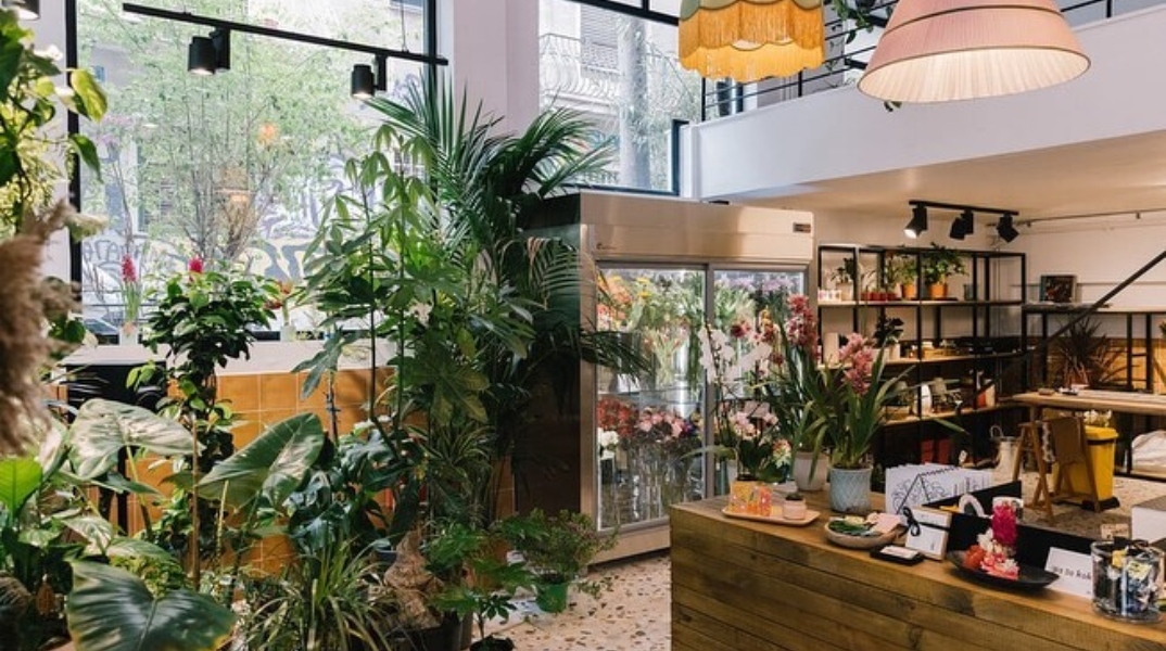 Polyamorous: Βανδάλισαν το ανθοπωλείο των Εξαρχείων