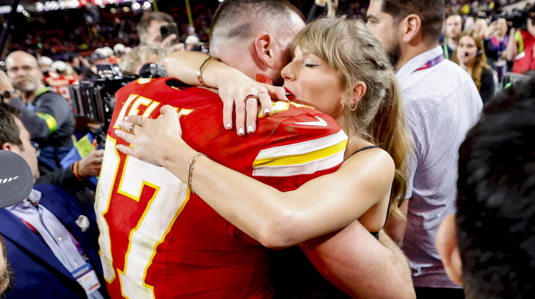 Η αγκαλιά της Τέιλορ Σουίφτ στον Τράβις Κέλσι μετά το Super Bowl