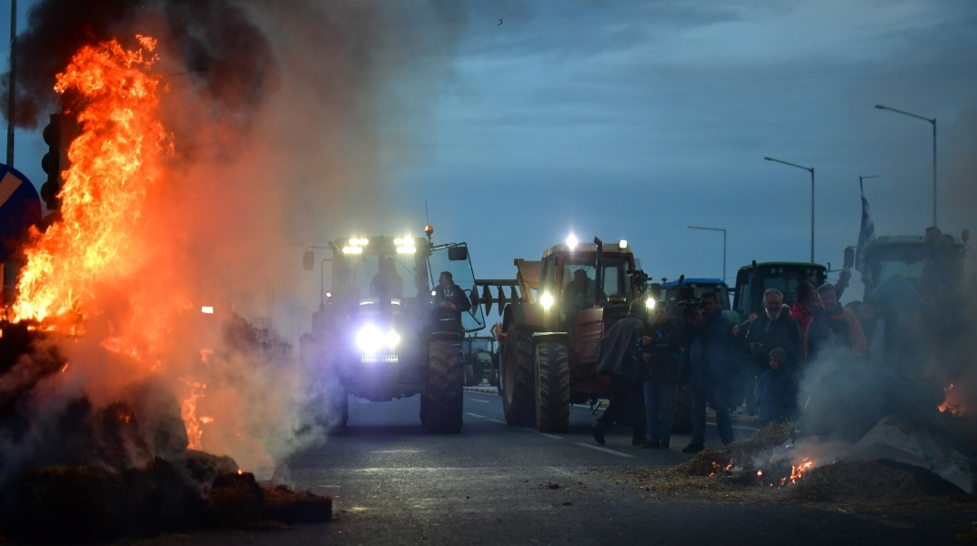 Μητσοτάκης - αγρότες: Τα μπλόκα και τα μηνύματα πριν τη συνάντηση