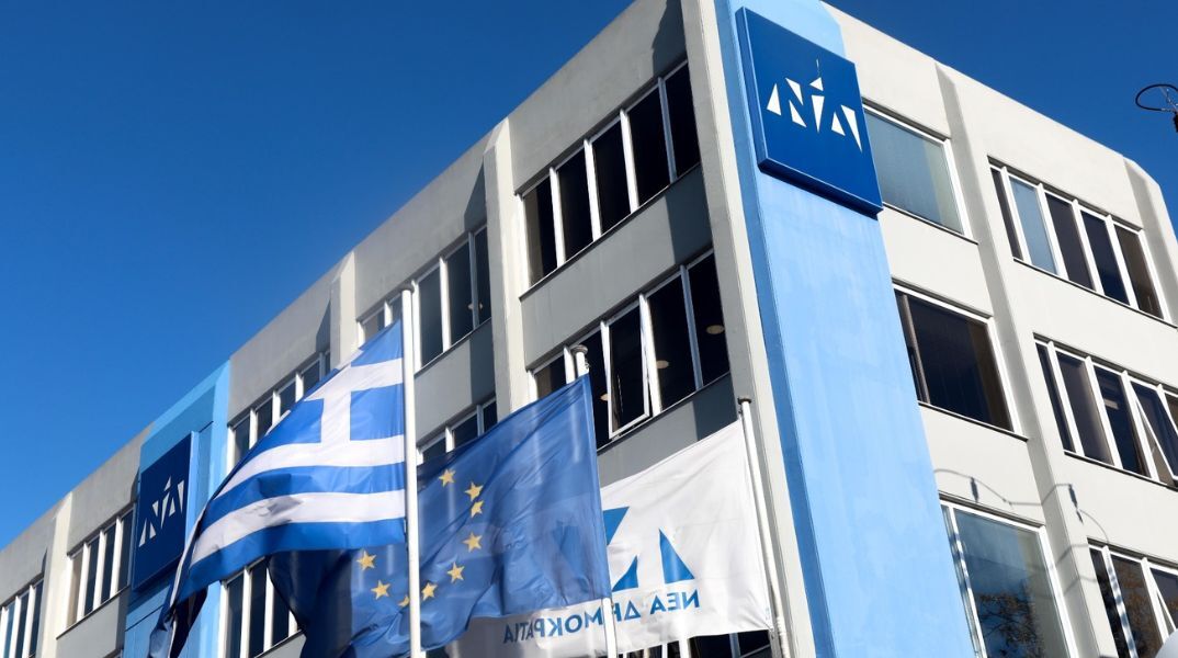Η ΝΔ καταδικάζει απερίφραστα και χωρίς αστερίσκους τις άθλιες ομοφοβικές επιθέσεις κατά του αρχηγού της αξιωματικής αντιπολίτευσης