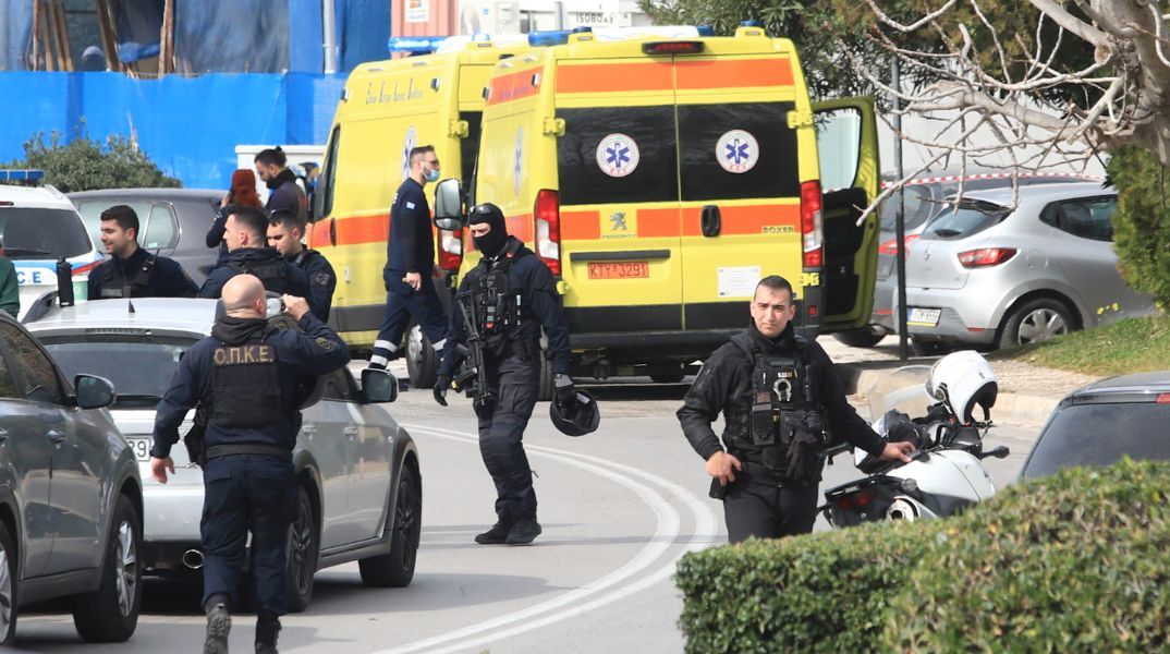 Γλυφάδα: Η ανακοίνωση της οικογένειας Καρνέση για το αιματοκύλισμα στα γραφεία της ναυτιλιακής εταιρίας με απολογισμό 4 νεκρούς.