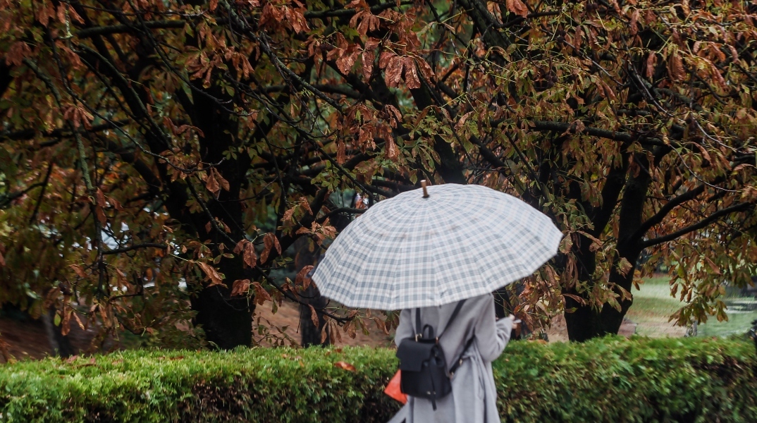 Καιρός: Βροχές, καταιγίδες και χαλάζι μέχρι το βράδυ 