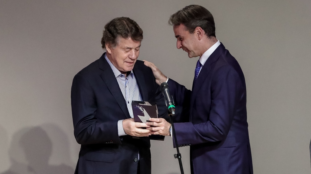 Ρεχάγκελ: Βραβεύτηκε από Μητσοτάκη για την προσφορά στο ποδόσφαιρο