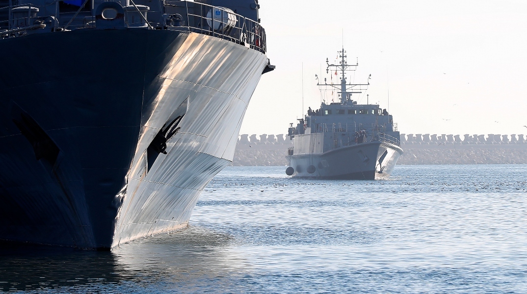 Πολεμικά πλοία κατευθύνονται προς την Ερυθρά Θάλασσα για να αντιμετωπίσουν τις επιθέσεις των Χούθι
