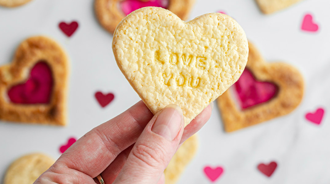 Τι απογίνονται όλες αυτές οι καρδούλες όταν περάσει η ρημάδα η γιορτή του Αγίου Βαλεντίνου;