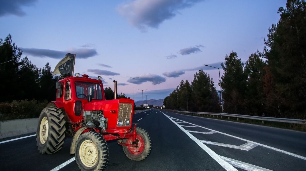 Αγρότες: Αποφασίζουν στα μπλόκα για τις κινητοποιήσεις