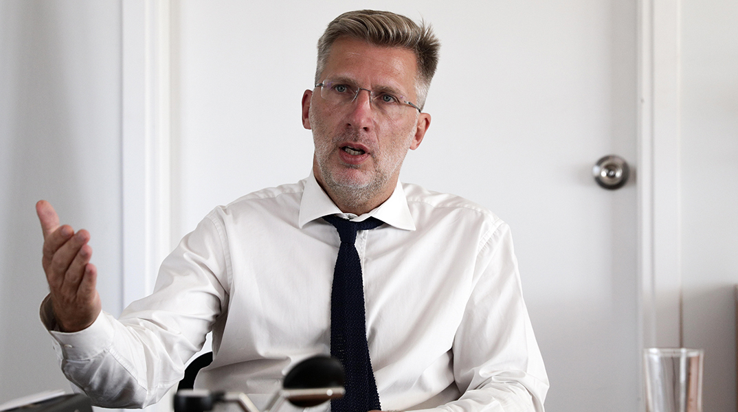 Άκης Σκέρτσος: Ο Υπουργός Επικρατείας μιλάει με αφορμή το νομοσχέδιο για τα ομόφυλα ζευγάρια