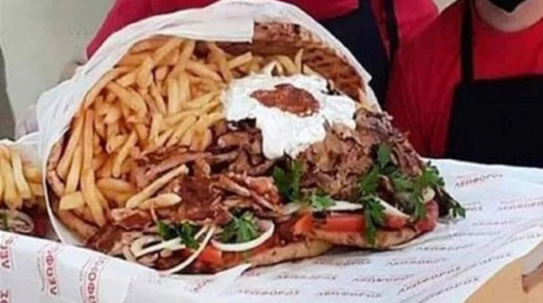 Σουβλατζίδικο γιορτάζει τον Άγιο Βαλεντίνο με πιτόγυρο «ανθοδέσμη» βάρους 8,5 κιλών