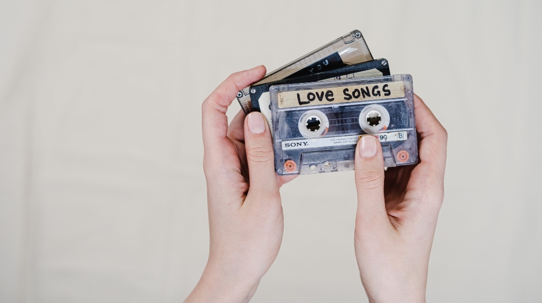 15 διαφορετικά ερωτικά τραγούδια: Ο Γιώργος Φλωράκης φτιάχνει μια ξεχωριστή λίστα για την επόμενη μέρα του Αγίου Βαλεντίνου.