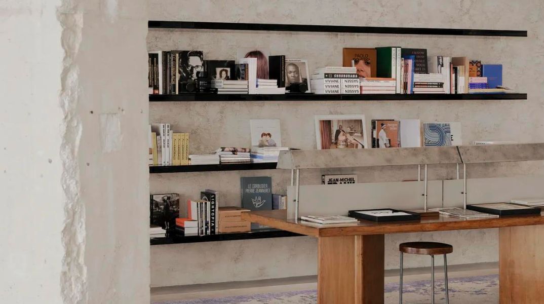 Saint Laurent Babylone: Ο γαλλικός οίκος μόδας επεκτείνει το σύμπαν του με ένα βιβλιοπωλείο στο Παρίσι - Σχεδιασμένο από τον Άντονι Βακαρέλο.