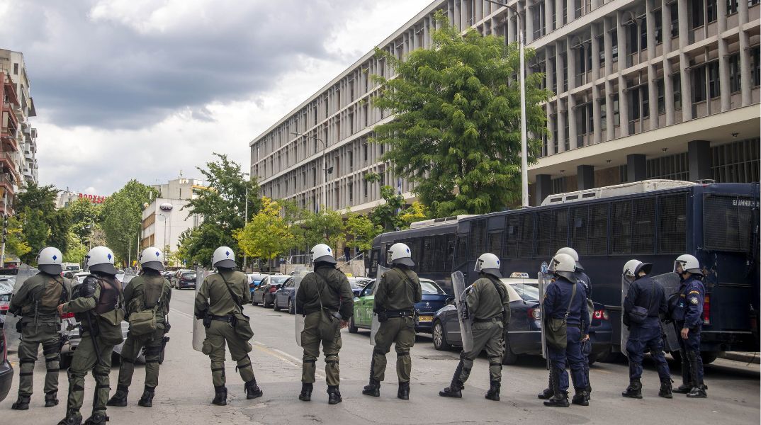 Θεσσαλονίκη: Τα μέτρα που εξετάζονται για τη θωράκιση του δικαστικού μεγάρου μετά την αποστολή του παγιδευμένου με εκρηκτικό μηχανισμό φακέλου.