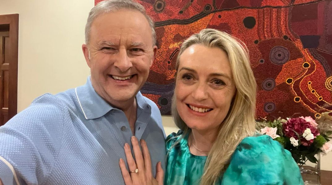 Αυστραλία: Ο πρωθυπουργός Άντονι Αλμπανέζι έκανε πρόταση γάμου ανήμερα του Αγίου Βαλεντίνου - Η σέλφι του ζευγαριού στα social media.