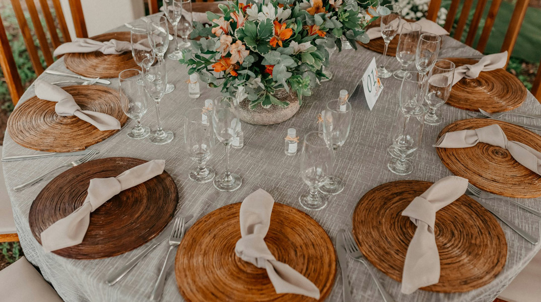 Πώς οργανώνεις με τον καλύτερο τρόπο ένα τραπέζι στο σπίτι για φίλους