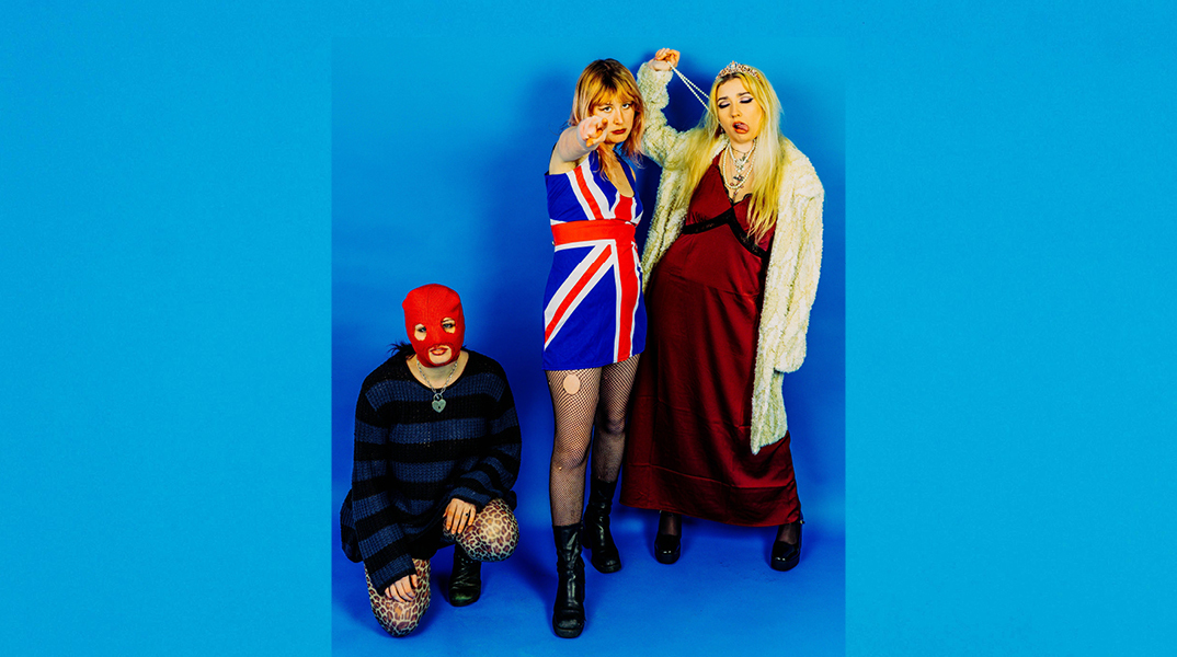 Lambrini Girls: Το βρετανικό queer punk συγκρότημα κυκλοφόρησε το νέο του single «God's Country».