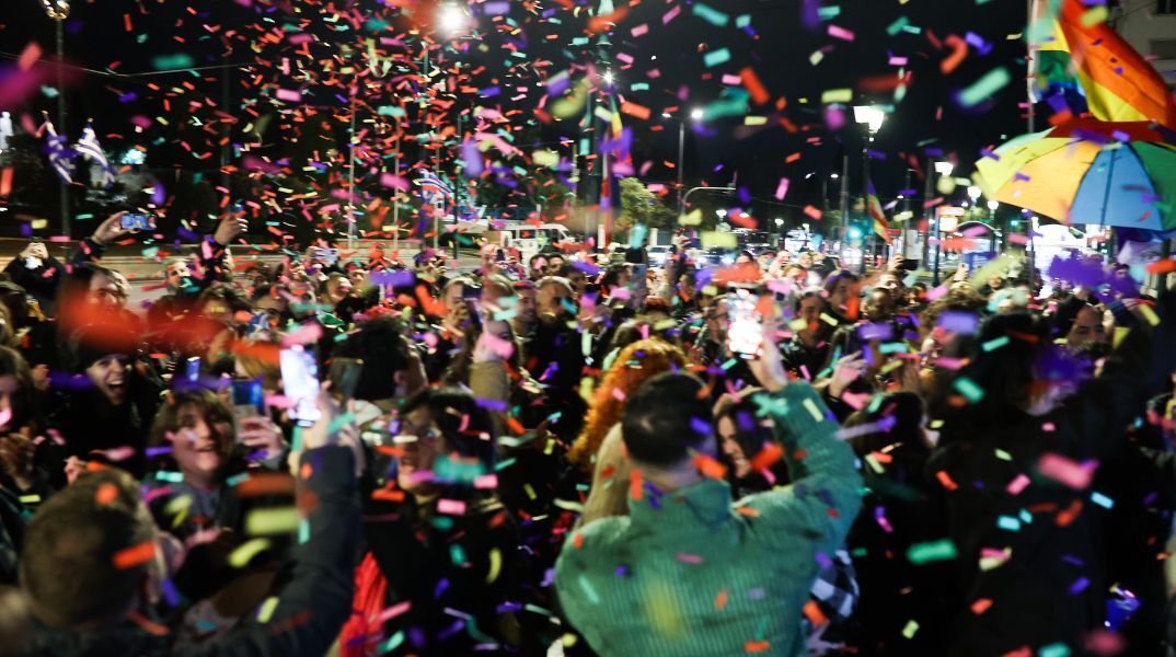 Γάμος ομοφύλων: Πανηγυρικό κλίμα στο Σύνταγμα, όπου είχαν συγκεντρωθεί μέλη της ΛΟΑΤΚΙ+ κοινότητας - Εκατοντάδες κόσμου. 