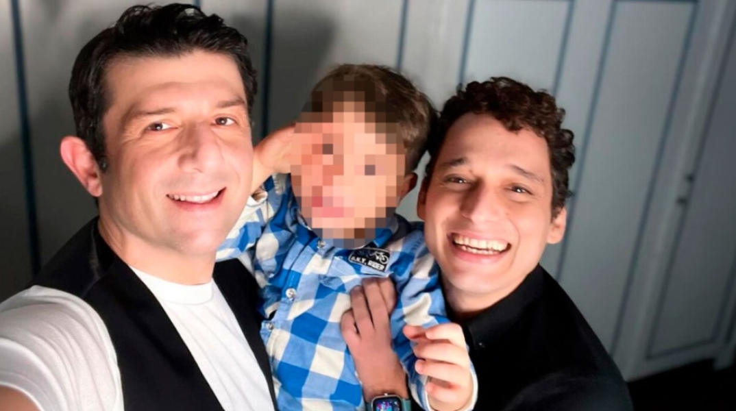 Οικονόμου και Μακρής γιορτάζουν με τον γιο τους την ψήφιση του νομοσχεδίου