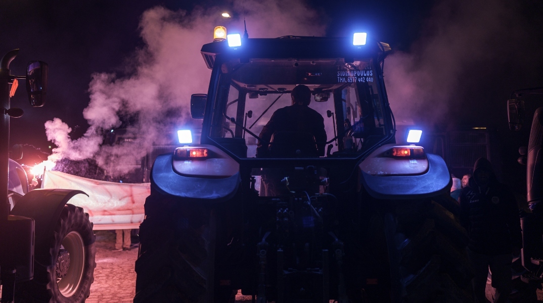 Οι αγρότες με τρακτέρ στην Αθήνα παρά το «όχι» Χρυσοχοΐδη