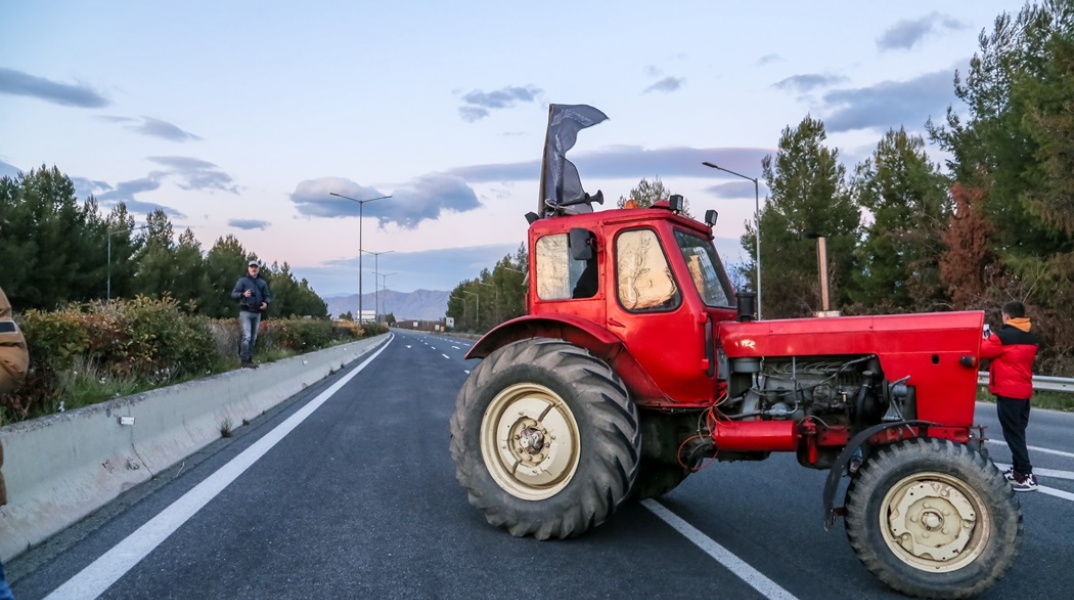 Αγροτικό όχημα - Τρακτέρ καταμεσής δρόμου