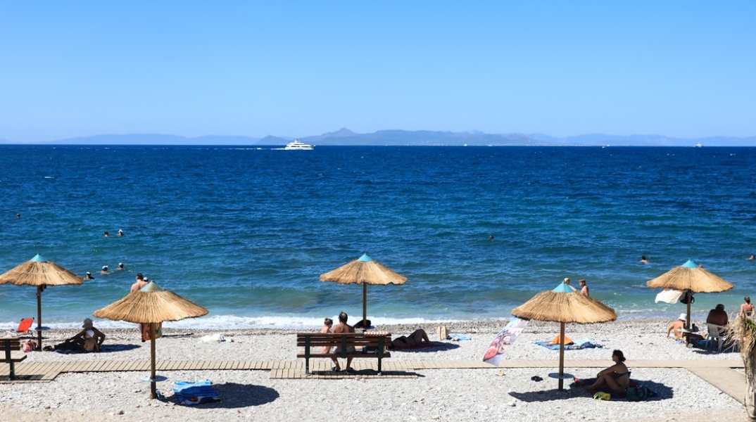 Ομπρέλες και λουόμενοι σε οργανωμένη παραλία