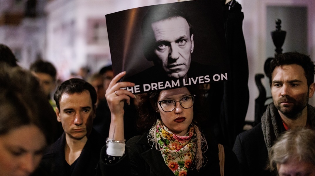 Διαδηλώτρια κρατά φωτογραφία του Αλεξέι Ναβάλνι στην οποία γράφει «The Dream Lives On»