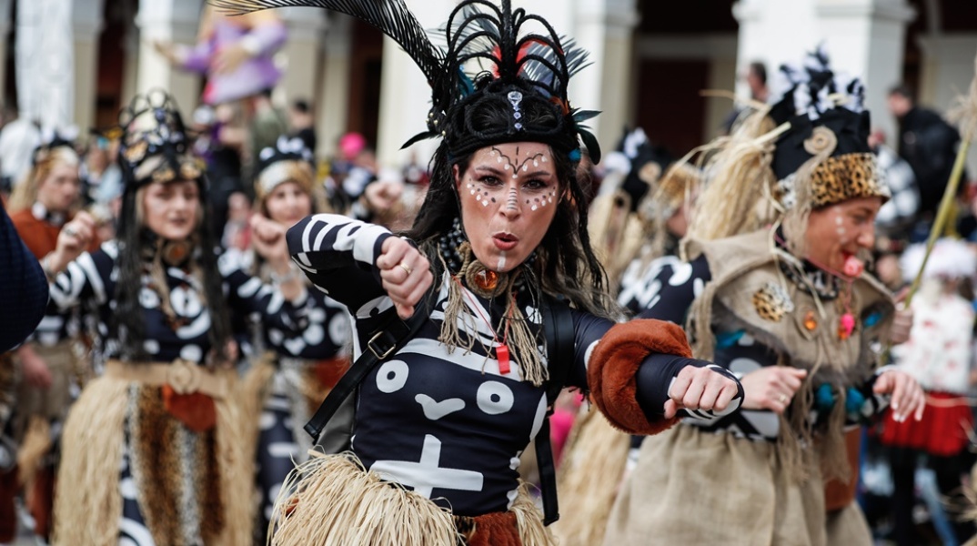 Στιγμιότυπο από καρναβάλι - Γυναίκα ντυμένη με στολή