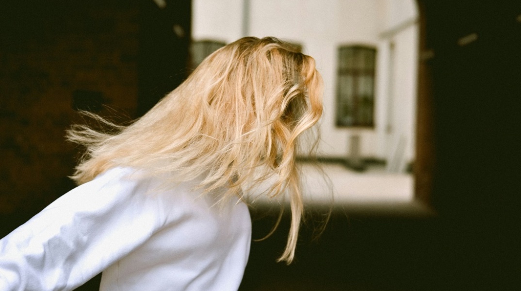 Γυναίκα με κρυμμένο το πρόσωπό της από τον φωτογραφικό φακό