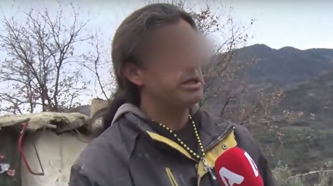 Κορινθία: Στο νοσοκομείο μεταφέρθηκε ο πατέρας της οικογένειας των παλαιοχριστιανών - Φέρεται να αντιμετωπίζει πρόβλημα υγείας.