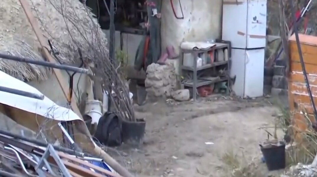 Το σπίτι από άχυρο και λάσπη στο οποίο διαμένει η οικογένεια παλαιοχριστιανών στην Κορινθία