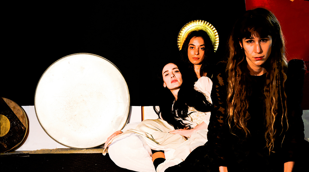 «Οι τρεις αδελφές (στη σπηλιά της Εκάτης)» στο BIOS