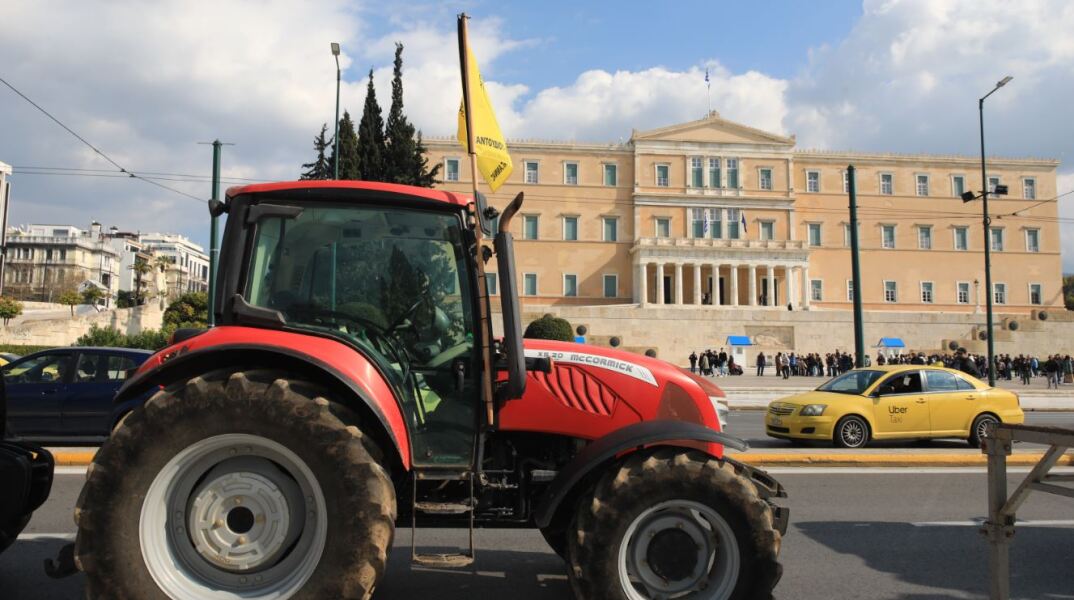 Στο Σύνταγμα οι πρώτοι αγρότες με τα τρακτέρ τους
