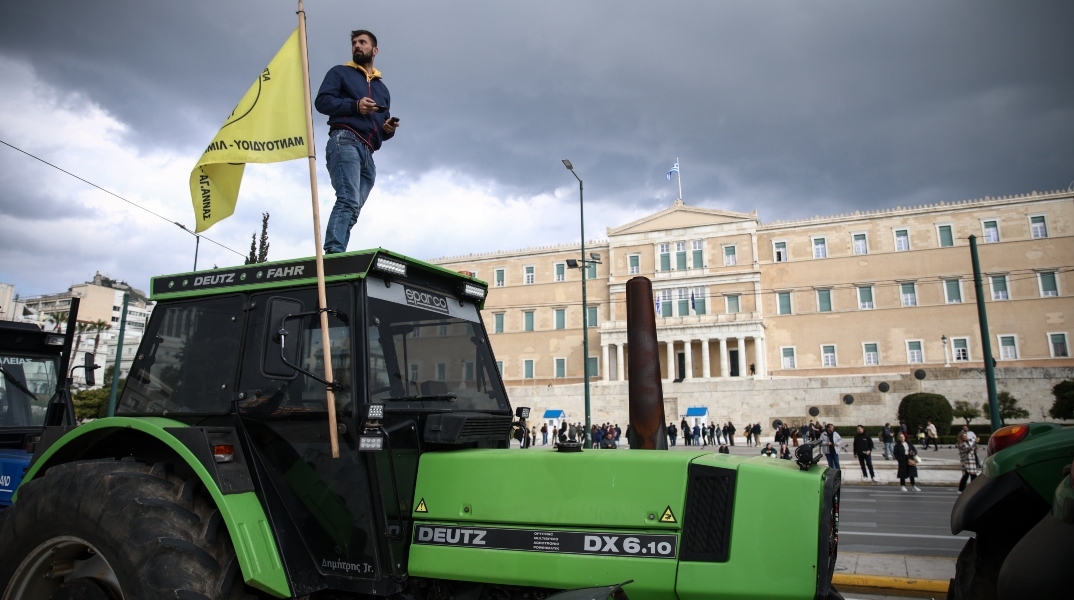Αγρότες: Στο Σύνταγμα τα τρακτέρ