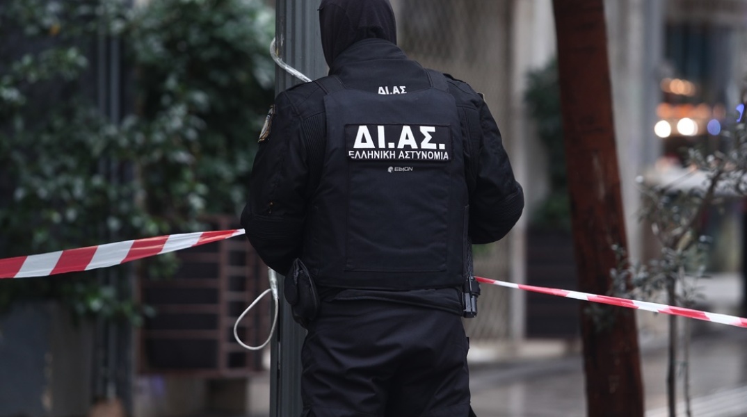 Μέλος της ΔΙΑΣ σε σημείο όπου σήμανε συναγερμός για την παρουσία ύποπτου αντικειμένου