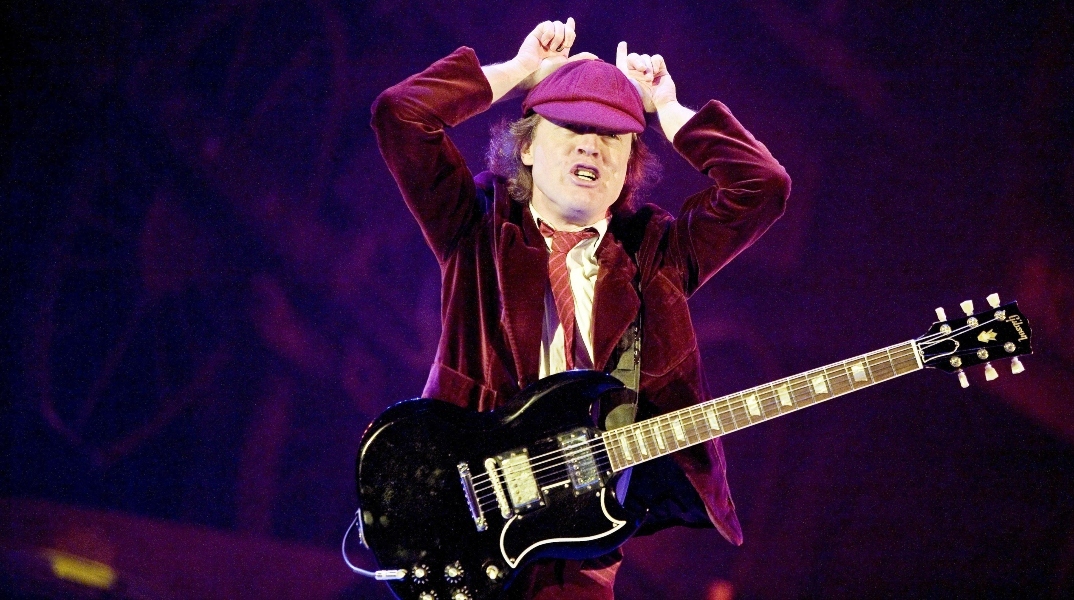 AC/DC: Κυκλοφορούν τα άλμπουμ τους σε περιορισμένο αριθμό χρυσών βινυλίων για τα 50 χρόνια της μπάντας.