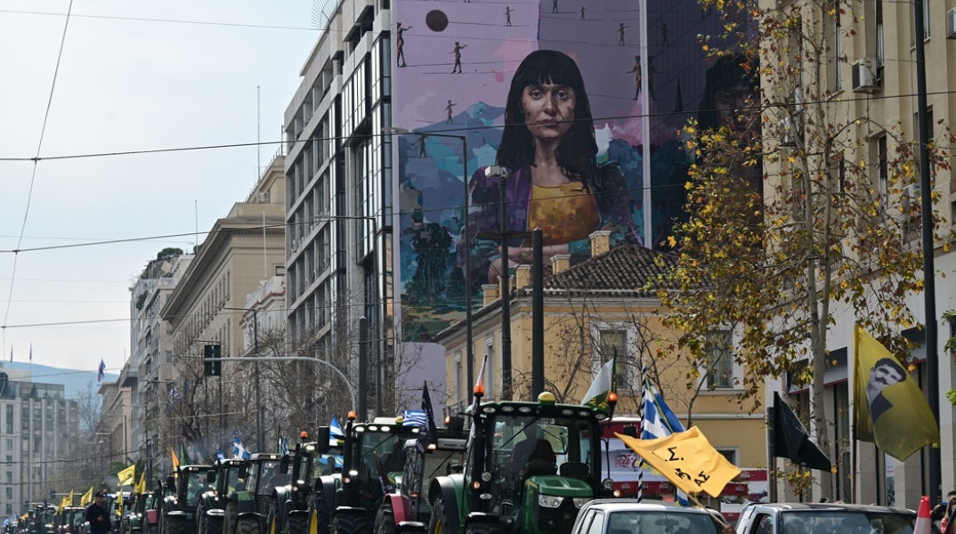 Αποχωρούν από το Σύνταγμα οι αγρότες με τα τρακτέρ τους