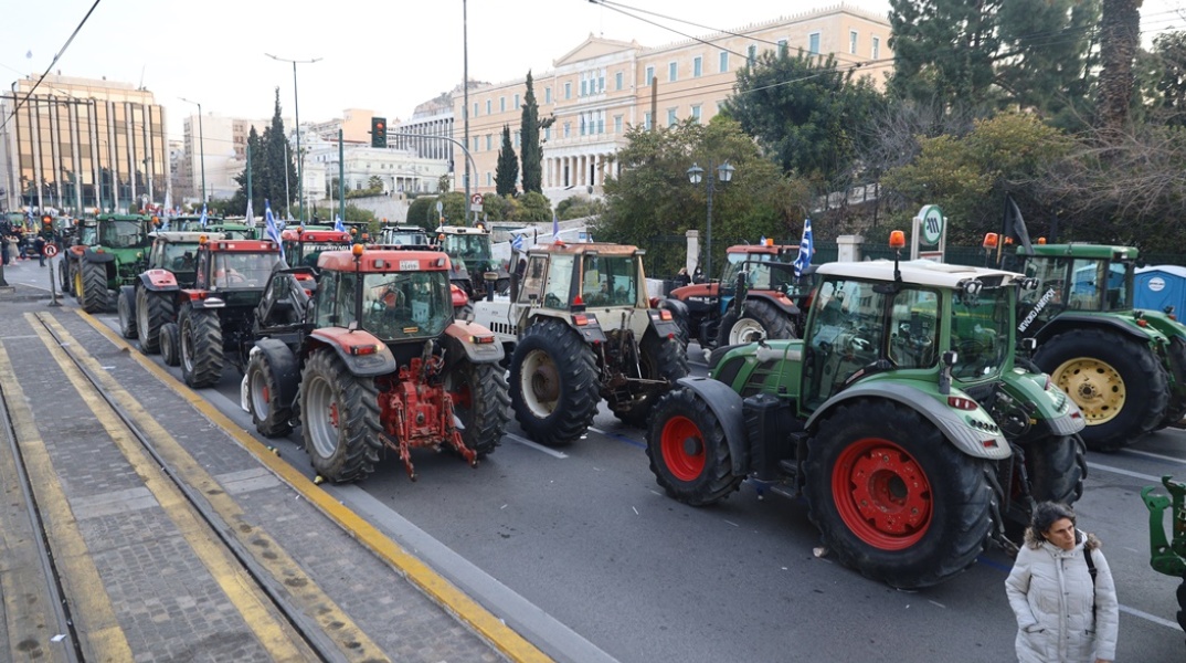 Παραταγμένα τρακτέρ μπροστά από τη Βουλή