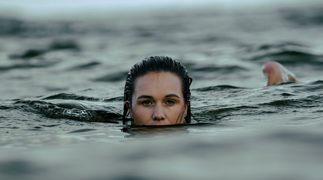 Tι είναι η εσωτερική μας φωνή και πόσο μας βοηθάει να ρίχνουμε μια ματιά μέσα της