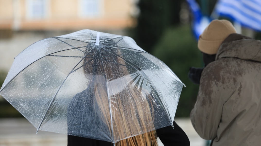 Γυναίκα με διάφανη ομπρέλα