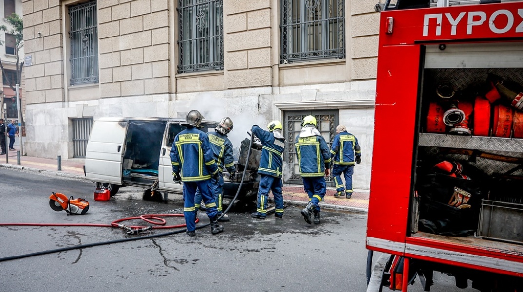 Πυροσβέστες σβήνουν φωτιά από όχημα στο κέντρο της Αθήνας