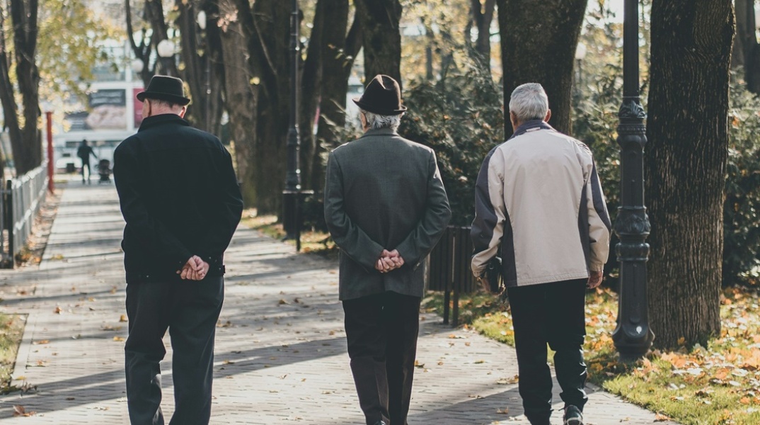 Ηλικιωμένοι σε βόλτα στο πάρκο