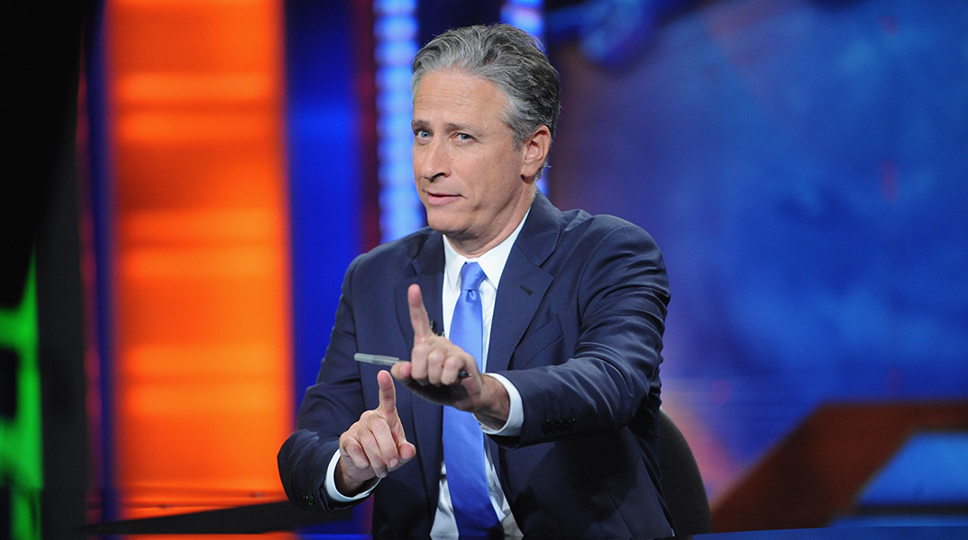 Γιατί μας ενοχλεί η επιστροφή του Jon Stewart στο «The Daily Show»;