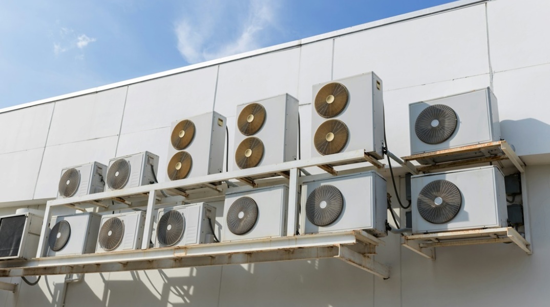 Εξωτερική μονάδα κλιματιστικού σε τοίχο κτιρίου