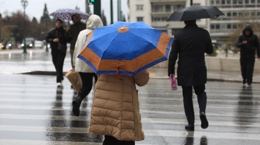 Πολίτες με ορμπέλα στο κέντρο της Αθήνας