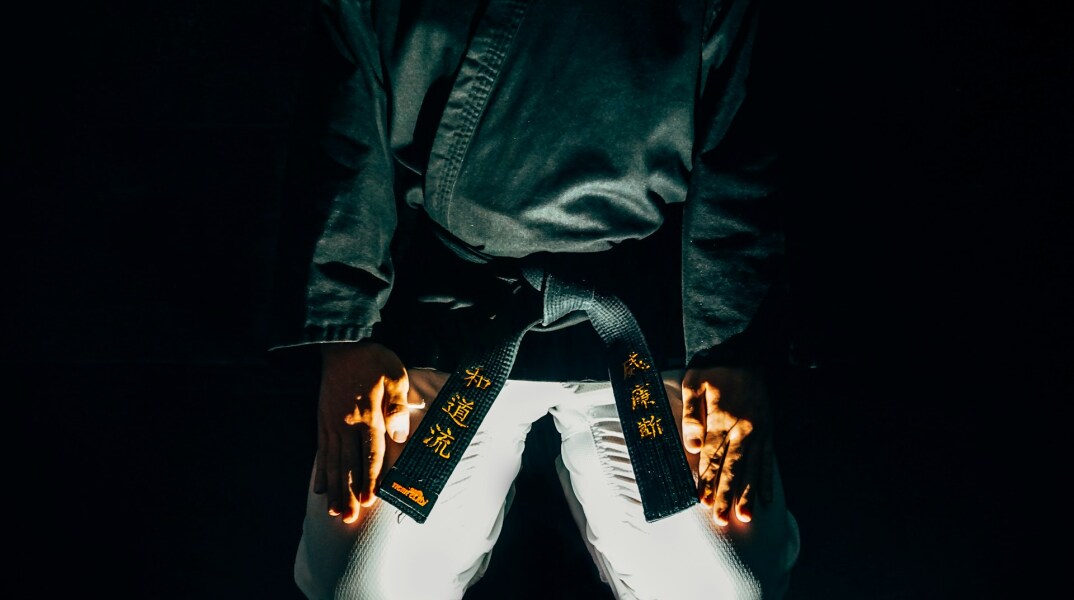 Άτομο με στολή πολεμικών τεχνών