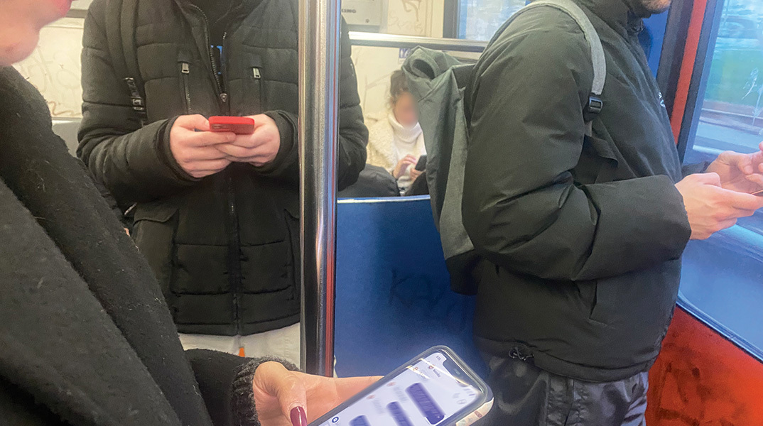 Σε βλέπω στο μετρό αλλά δεν με βλέπεις εσύ!